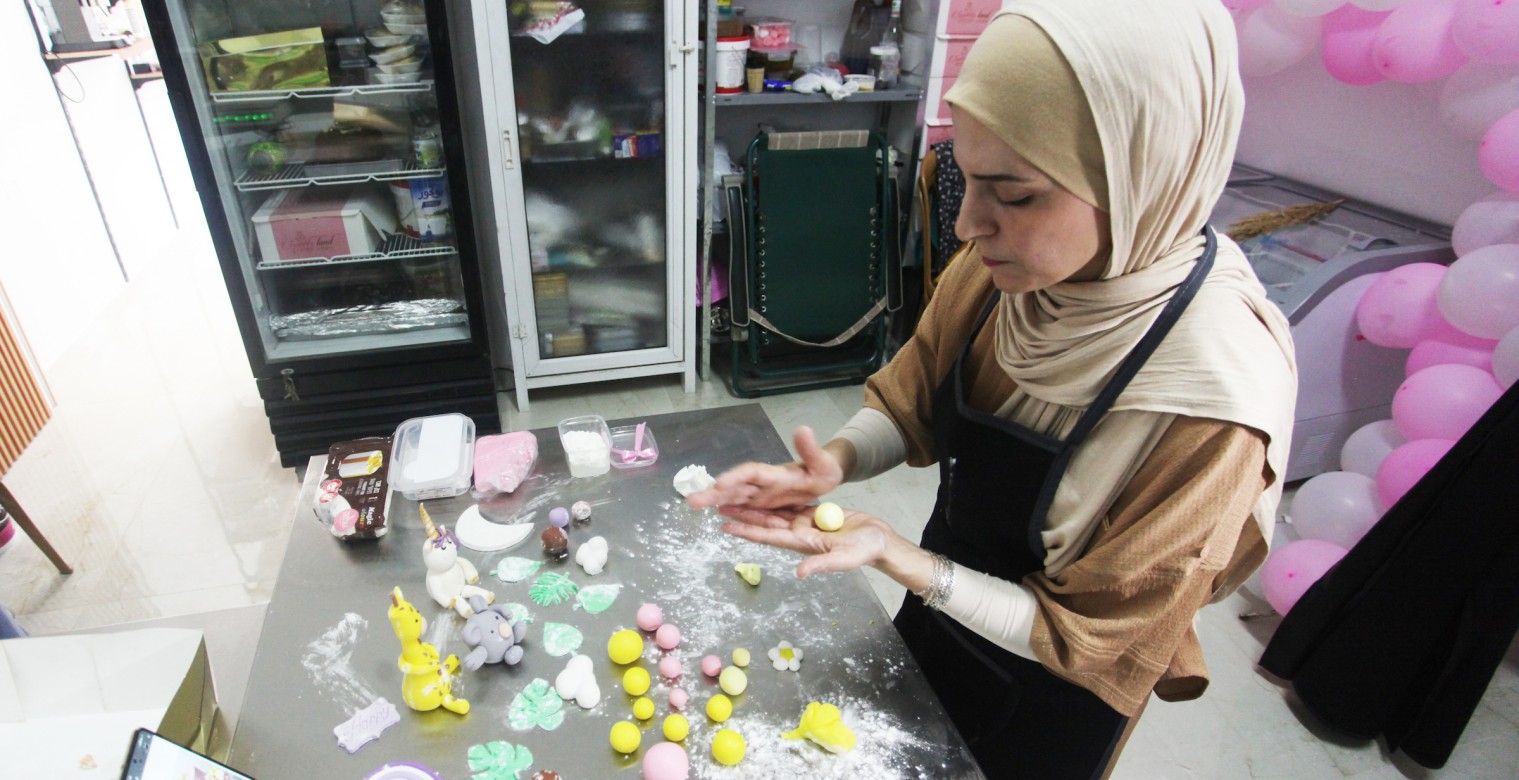 Gaza: Woman Defies Hearing Impairment with an "Unconventional" Sweets Store